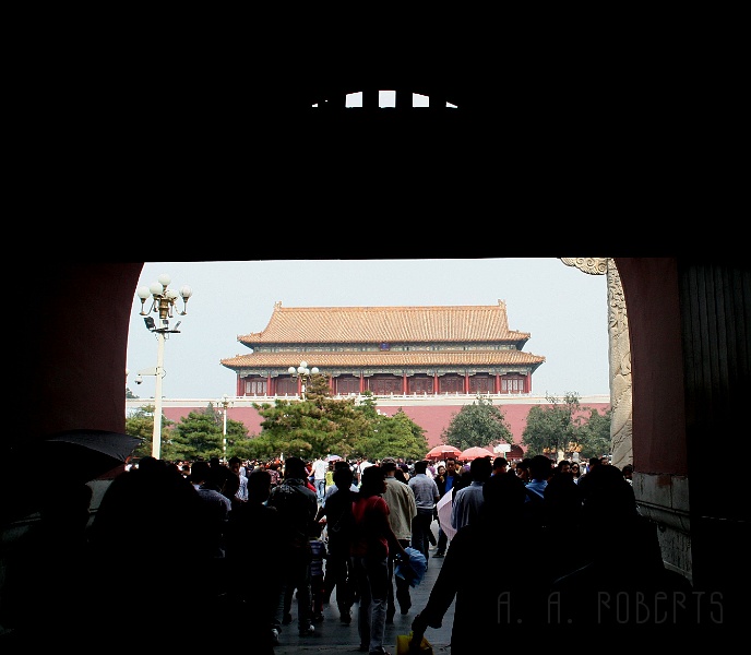 ts8.jpg - Through the gate and into the forbidden city... which isn't forbidden any more... it's not even the "Out of Bounds" city or "Somewhat Ristricted" city aymore... they even let us in!
